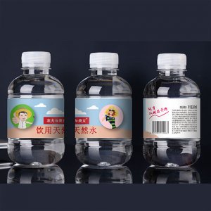 農(nóng)夫與美女飲用天然水瓶裝